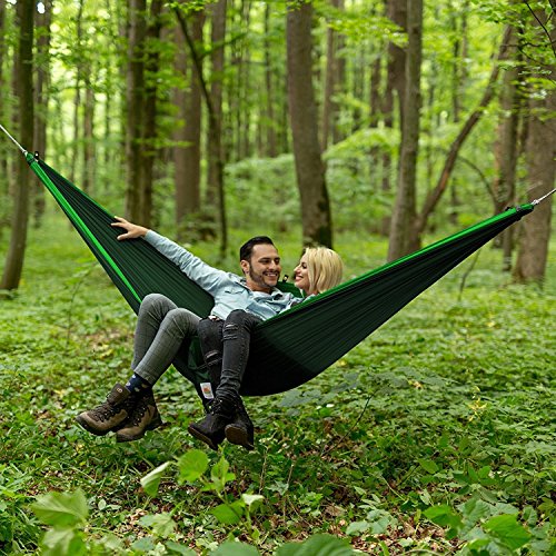 Pareja disfrutando del aire libre en su Hamaca Colgante 270 x 140cm hasta 300 kg Ultra Ligera de Nylón de Paracaída Portátil y Transpirable, Ideal para Viaje Jardín, Camping (Color Verde). Eastshining