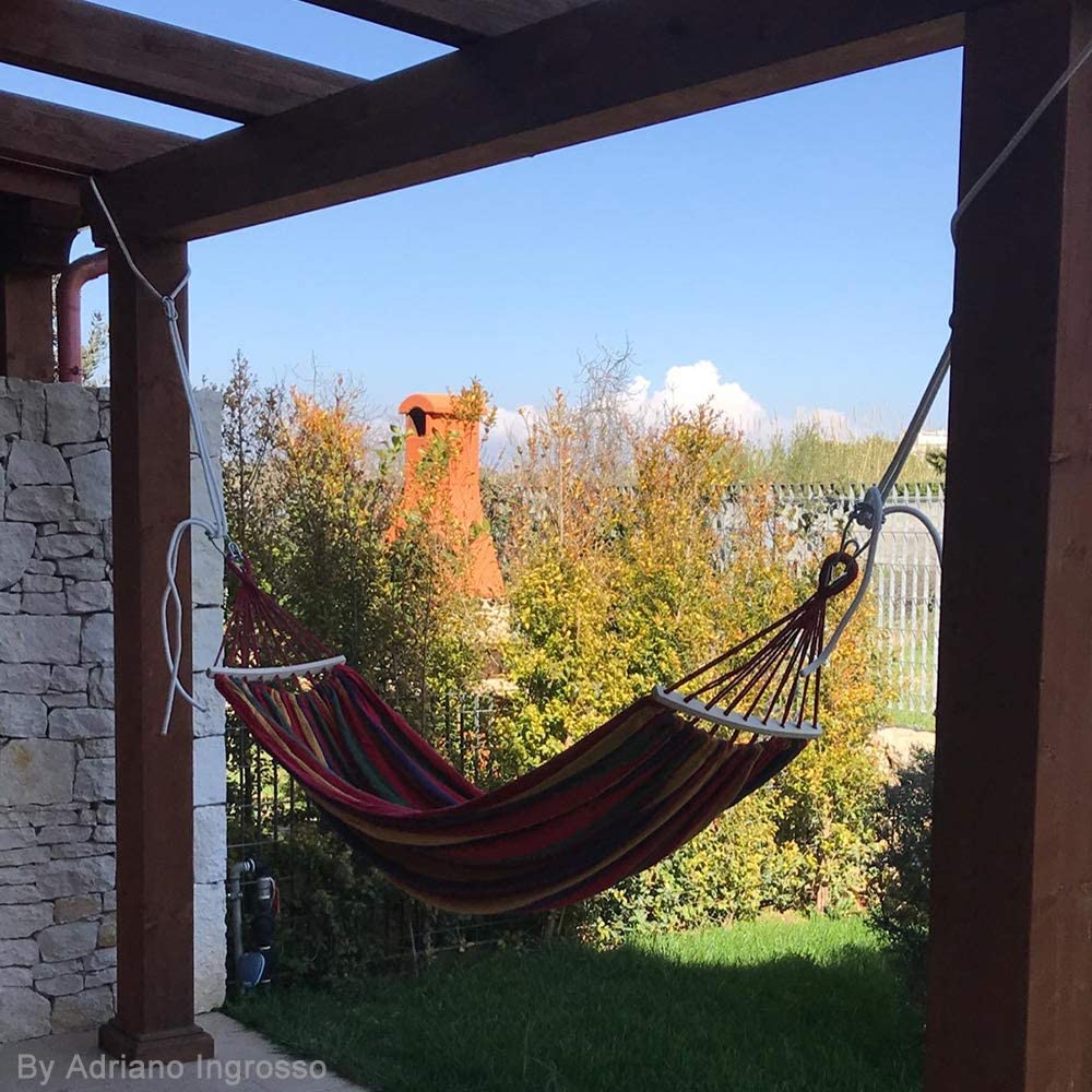 Ambiente de patio con jardín y la Hamaca Colgante de Tela con 60cm Travesaños de Madera, 220x150cm Hamacas Grande con Almohada Inflable para Jardín Acampada Exterior, 300kg Carga, Rayas. EASY EAGLE