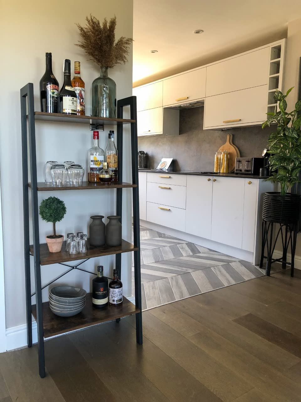 Vista en cocina de Estantería de estilo Industrial tipo Escalera con 4 niveles de Almacenaje, Estable Marco Metálico para Sala de Estar. Montaje Fácil, Marrón Rústico y Negro LLS44X. VASAGLE