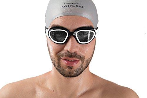 Modelo masculino con Gafas de natación de Amplio Rango de visión + Funda con diseño Exclusivo para Hombres y Mujeres Adultos (Color Negro y Blanco). AqtivAqua