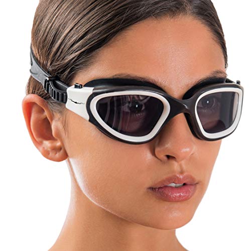 Modelo femenina con Gafas de natación de Amplio Rango de visión + Funda con diseño Exclusivo para Hombres y Mujeres Adultos (Color Negro y Blanco). AqtivAqua