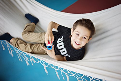 Niño en hamaca sujeta con el kit de Ganchos para Hamacas Premium de Amerigo – El Mejor Kit para relajarte en tu hogar – Resistentes – Arandelas redondas, Mosquetones y Tornillos hechos en acero inoxidable