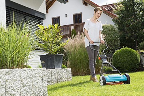 Cortacésped manual helicoidal 330 Classic, con un ancho de trabajo de 33 cm para una superficie de césped de hasta 150 m², corte sin fricción y silencioso. 4027-20. Vista cortando el césped del jardín. GARDENA