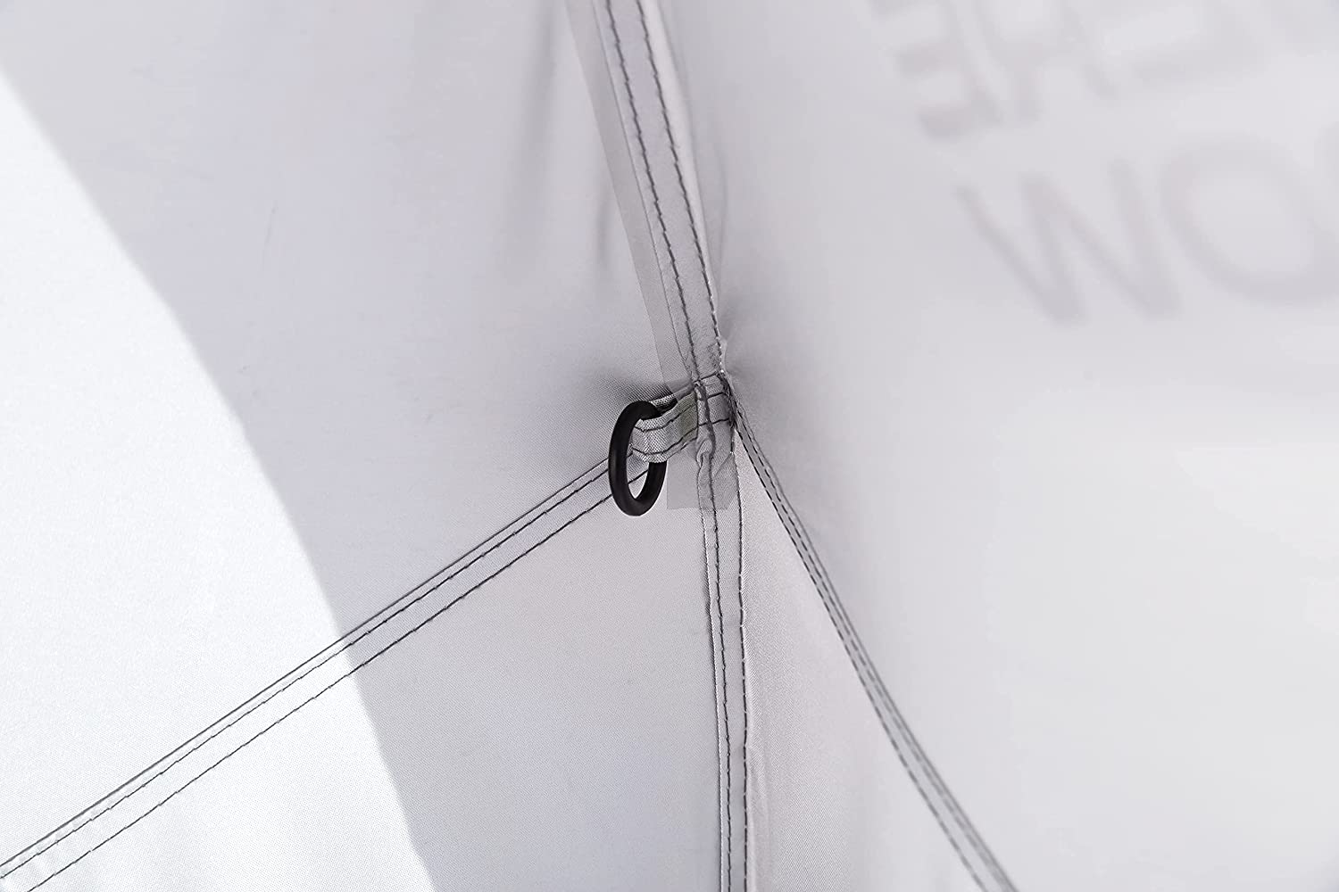 Carpa automontable en 10 segundos para camping o festival de Lumaland. Detalle argolla.