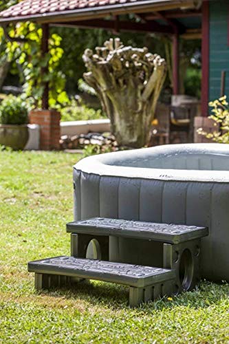 Spa en jardín con Escalera de entrada para jacuzzi y spa, antideslizante, de Polywood, estable y moderna. Jet-line