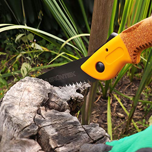 Vista en el jardín en acción el Serrucho de Poda Plegable Dentado Japones 180 mm. Sierra para Madera y Arboles Ligera y Poderosa con Agarre de Corcho Ultra Cómodo.. GRÜNTEK