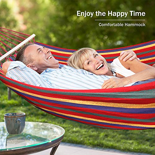 Pareja senior descansando en Hamaca doble de 285 x 155 cm, tela gruesa y duradera hasta 250 kg, dos travesaños y correas de metal resistentes para árboles, playa, patio, etc. MOSFiATA