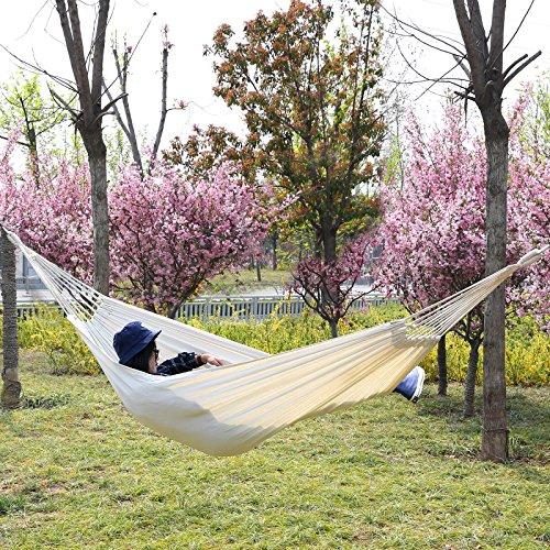 Chica descansando en el jardín en su Hamaca de Algodón y Poliéster para Relajarse en el Jardín o Camping, Color Beige 210 x 150 cm, Resistencia 300 kg GDC15M. SONGMICS