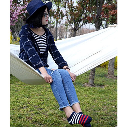 Joven sentada en el jardín en una Hamaca hasta 3 plazas sentadas, Tamaño de tela: 210 x 150 cm, Resiste 300 kg GDC22M. SONGMICSSONGMICS Hammock, Canvas Surface: 210 x 150 cm, Resistance 300 kg GDC22M