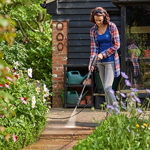 Hidrolimpiadora Bosch Universal Aquatak limpiando pavimento en patio