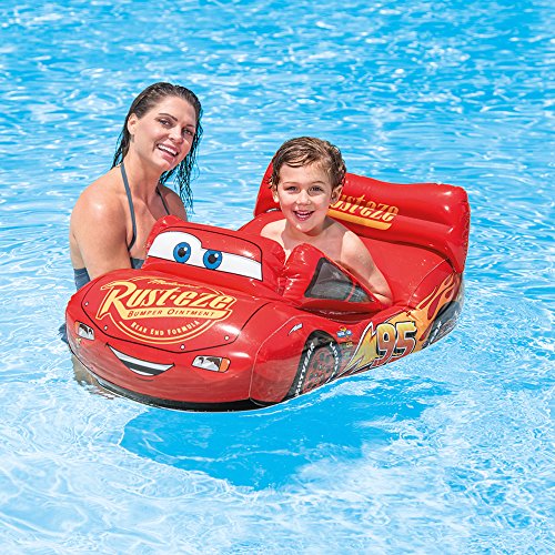 Niño en piscina con Rayo McQueen hinchable licencia Cars 71 x 109 cm. para piscina Pool Cruiser 58392NP - Intex