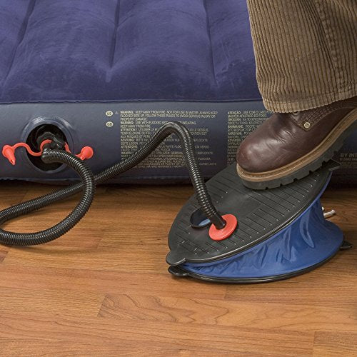 Vista en acción de Bomba de pie con 3 boquillas 28 cm. Intex 69611