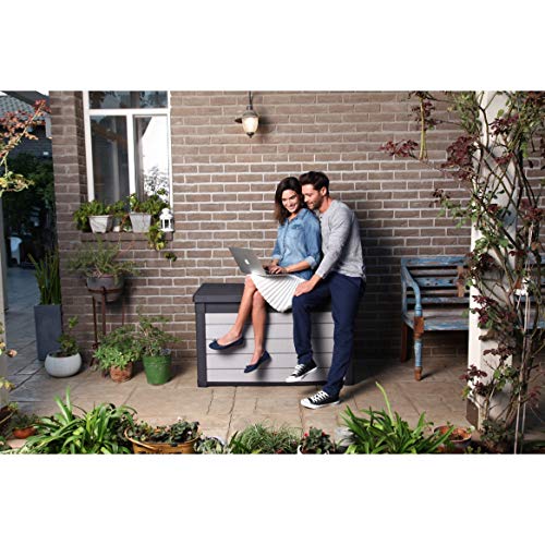 Arcón Exterior Denali 100, 390 litros, gris, 122.9 x 62.1 x 70.6 cm. Keter. Detalle pareja sentada sobre arcón