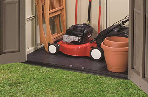 Caseta de jardín exterior Factor 6x3 con escuadra incluida, Marrón y Beige. Detalle enseres de jardín guardados. Detalle suelo con rampa de acceso. Keter