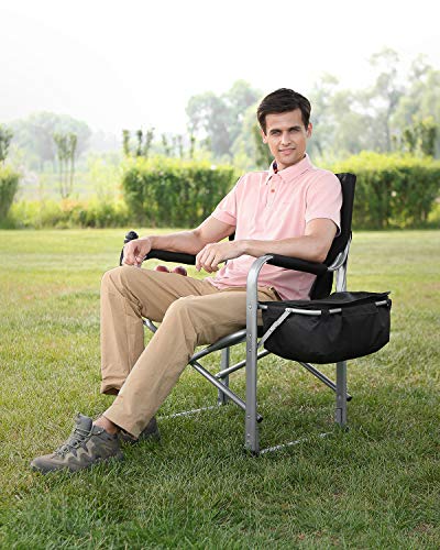 Vista en jardín de la Silla de director plegable de acero con bolsa de enfriamiento y mesa auxiliar. KingCamp