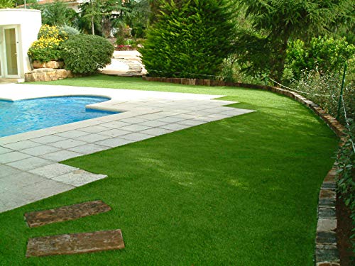 Ambiente junto a piscina con el Rollo de Césped artificial 2x4metros GUIMARAS - 20mm de altura - alta densidad - calidad profesional - ideal para exteriores, piscinas, terrazas, jardín, ideal mascotas - fácil instalación. LUCATEX