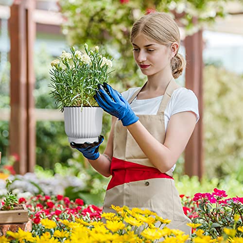 Mujer joven en jardín con maceta cuidando su planta