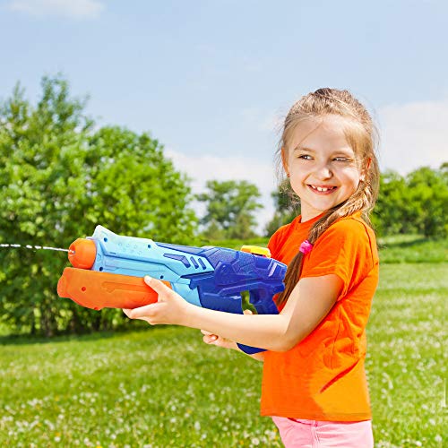 Niña jugando en el jardín con su Pistola de Agua de Juguete para Fiestas de Verano al Aire Libre, Potente Chorro de Agua con un Alcance de 10 metros, Capacidad de 750ml. MOZOOSON 