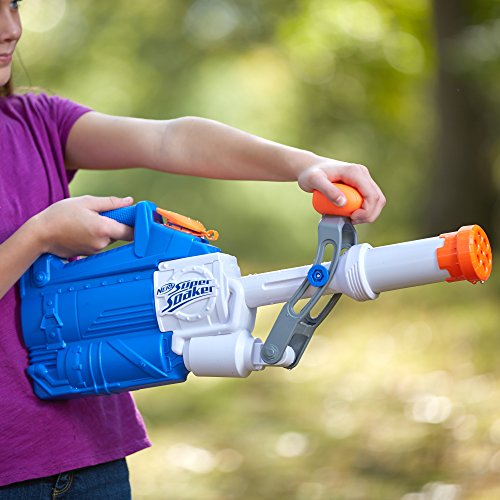 Niño jugando con su Pistola gigante de agua bazooka Nerf Soa Soakzooka E0022EU5. Hasbro
