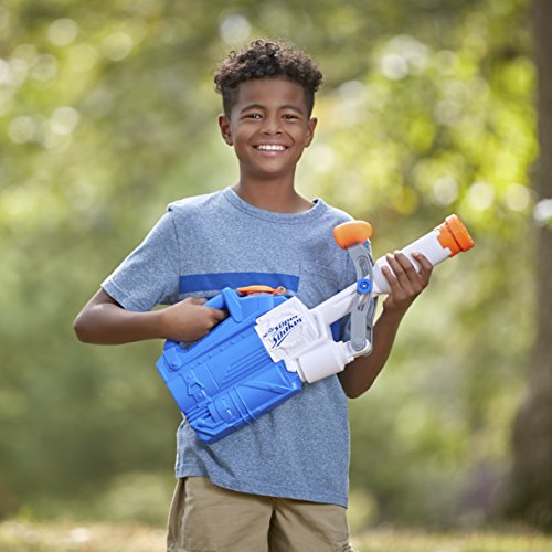 Niño jugando con su Pistola gigante de agua bazooka Nerf Soa Soakzooka E0022EU5. Hasbro