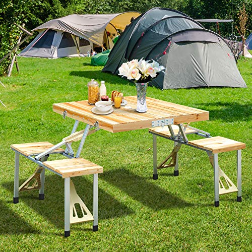 Un bonito y soleado día de camping con la Mesa Plegable en Maleta para Camping Picnic Playa de Madera con 4 Asientos, Agujero de Sombrilla 138x85x68 cm. Outsunny