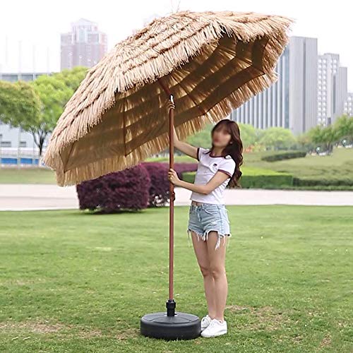 Mujer joven ajustando la Sombrilla hawaiana con flecos de Paja de Hula de 2,1 m de diámetro, reclinable Redonda Color Natural. ZMLQ. PARASOL