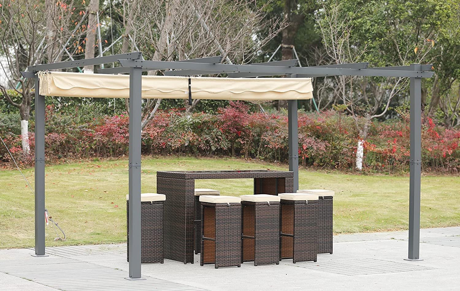 Pérgola Elegante Aluminio 3x4 m. Techo Retráctil plegado, Resiste el Agua y rayos UV. Diseño Beige. Montado en patio. Angel Living.