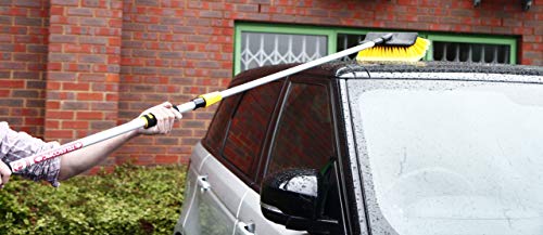 Cepillo de Limpieza para Coche (con Entrada para Agua, 2 m). En acción limpiando coche. . 61011 Rolson