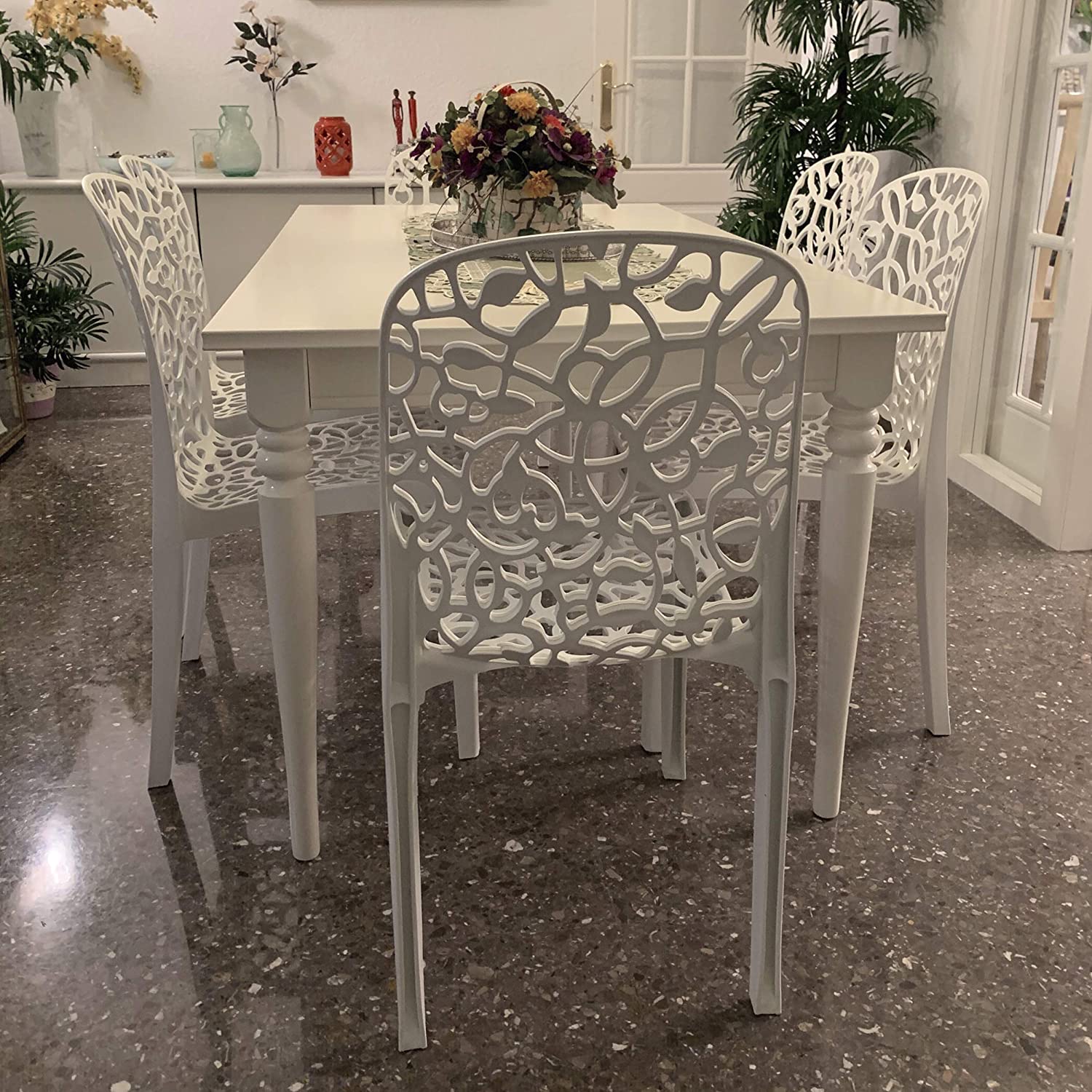 Comedor interior con 6 Sillas apilables de interior exterior Flora. 87x50x47 cm, blanco, hecho en España. Shaf