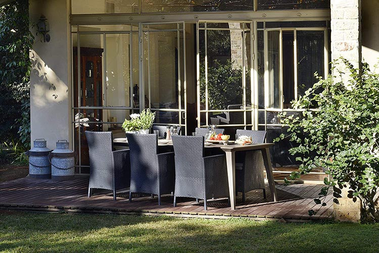 Conjunto Keter Iowa en Rattán de exterior e interior con cojín incluido color grafito en terraza o patio. Keter