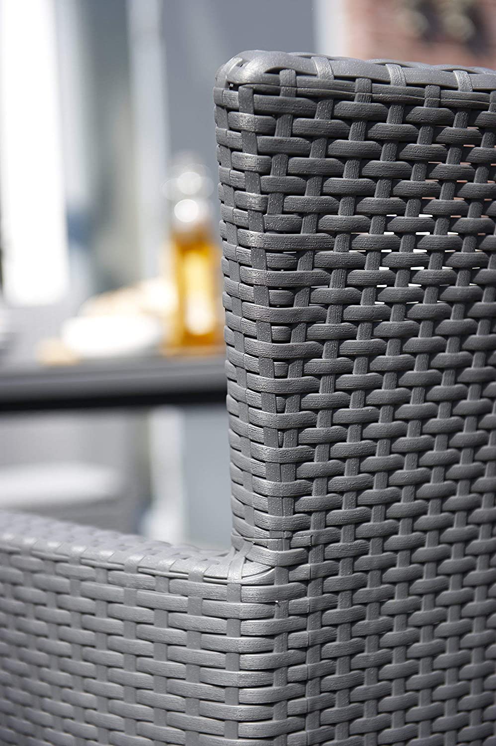 Detalle tejido rattan del Conjunto Keter Iowa en Rattán de exterior e interior con cojín incluido color grafito en terraza. Keter