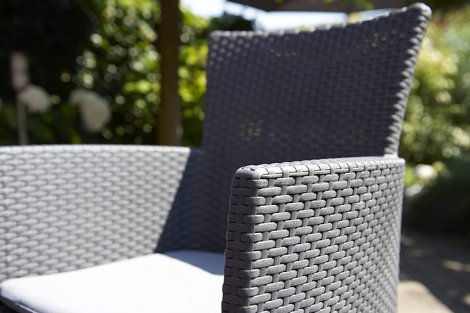 Detalle del Sillón en terraza y jardín Iowa de Keter Iowa fabricado en tejido tipo ratán de color grafito. 