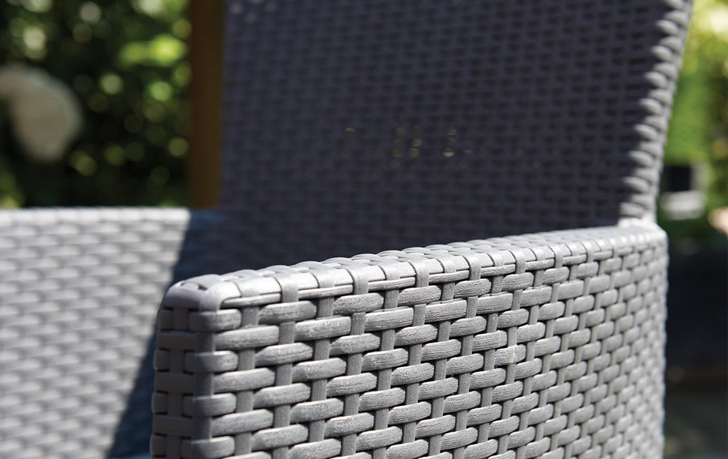 Conjunto Keter Iowa en Rattán de exterior e interior con cojín incluido color grafito en terraza. Detalle rattan. Keter