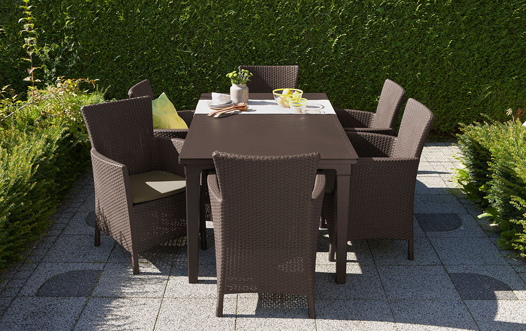  Detalle de conjunto en patio exterior de mesa y sillones de exterior e interior con cojín incluido Iowa, Rattán Marrón. Keter Keter