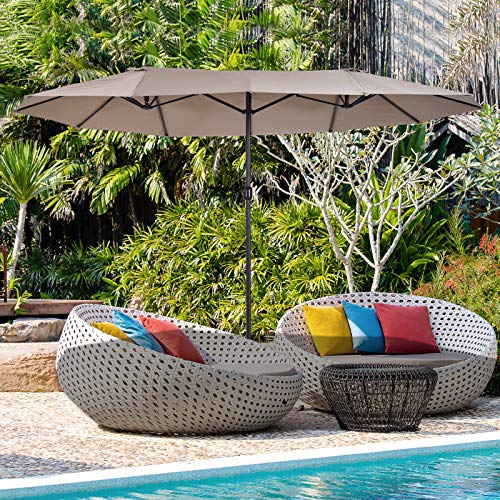 Vista en terraza junto a la piscina con el Parasol gigante 4,6x2,7m Sombrilla con Manivela Manual Resistente al Agua y Protección Solar UV para Terraza Playa Piscina Café. Outsunny