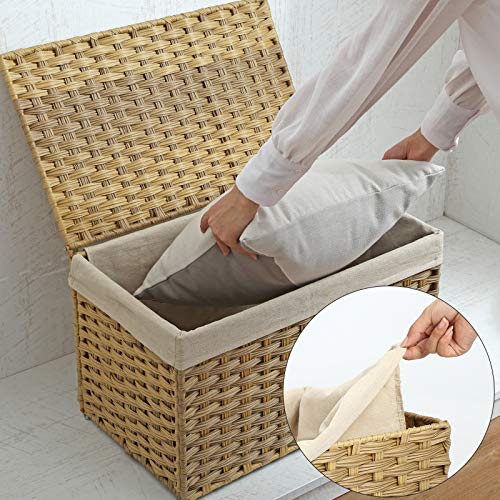 SONGMICS Caja de Almacenamiento de Estilo Ratán, Cesta de Almacenamiento de 65L, con Asas de Revestimiento de Tapa, Baúl de Almacenamiento, Rectangular, Natural Con funda interior extraíble. RST56NL