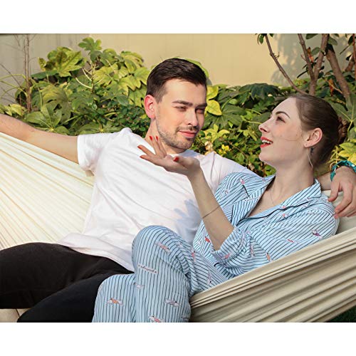 Pareja sentada en exterior en su Hamaca de Algodón y Poliéster para Relajarse en el Jardín o Camping, Color Beige 210 x 150 cm, Resistencia 300 kg GDC15M. SONGMICS