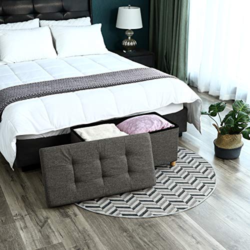 A los pies de la cama con el Banco bajo con Almacenamiento Plegable Rectangular Tapizado con acolchado de Esponja con Patas de Madera Maciza y Tapa Gris Oscuro LSF16GYZ. SONGMICS