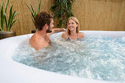 Pareja con un baño de burbujas en el Spa Bestway Miami 54123 Lay Z Hinchable para 2-4 Personas. Bestway