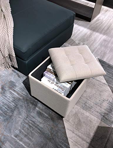 Ambiente de salón con almacenaje de libros en el Puff Asiento con Baúl de Almacenamiento Elegante con Patas de Madera Maciza tapizado tipo lino Beige. Suhu