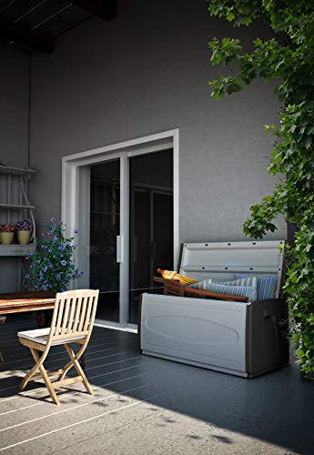 Baúl Multifuncional con Capacidad 308 litros. Ideal en interior y exterior, Gris claro y negro. Box 120 Qblack. Vista en patio. Terry