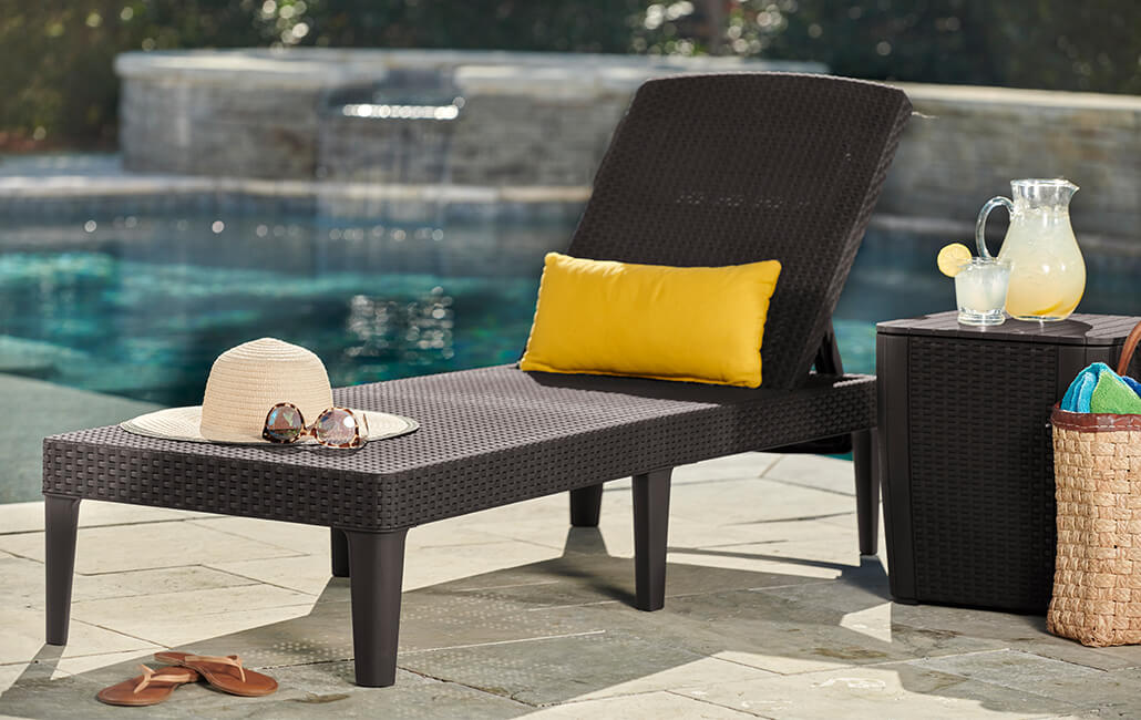 Tumbona keter Jaipur color grafito en ambiente de piscina