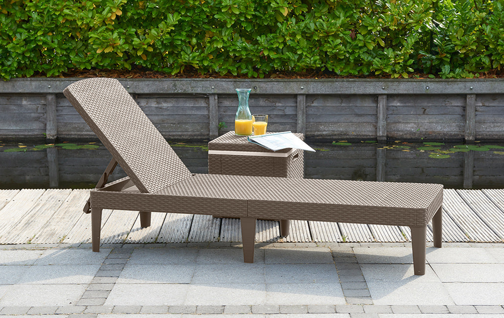 Tumbona keter Jaipur color capuchino en ambiente exterior con piscina