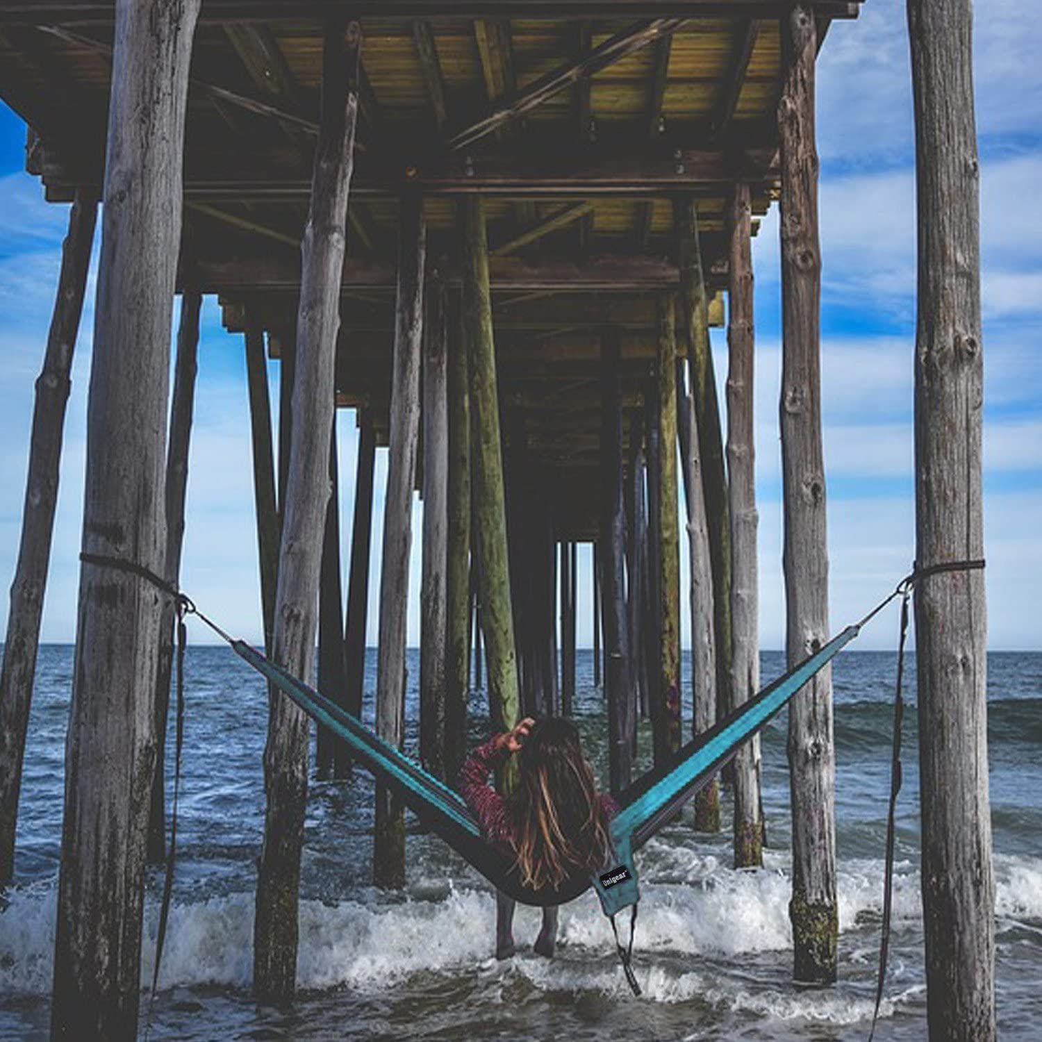 Vista en ambiente exterior con la Hamaca para Acampar 320 x 200 cm para 2 Personas, Hamaca Doble Portátil Ligera de Nylon Paracaídas con Correas para Mochilero, Camping, Viajes, Playa, Jardín. Unigear