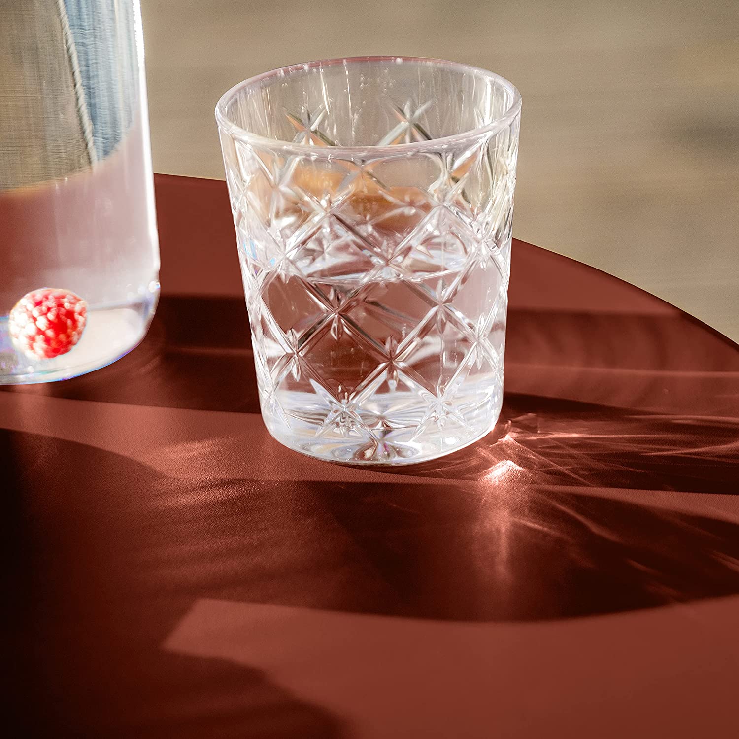 Detalle de la mesa del Juego de Muebles de jardín de 3 Piezas, 2 sillas y 1 mesa redonda de café, Metal, Rojo, 49 x 41 x 79 cm. VG-8006 Chilli Dried. Vanage